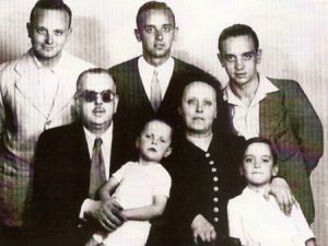 familia-numerosa-miguel-manolo-y-luis-de-pie-jose-antonio-con-su-madre-y-donato-con-su-padre-1941